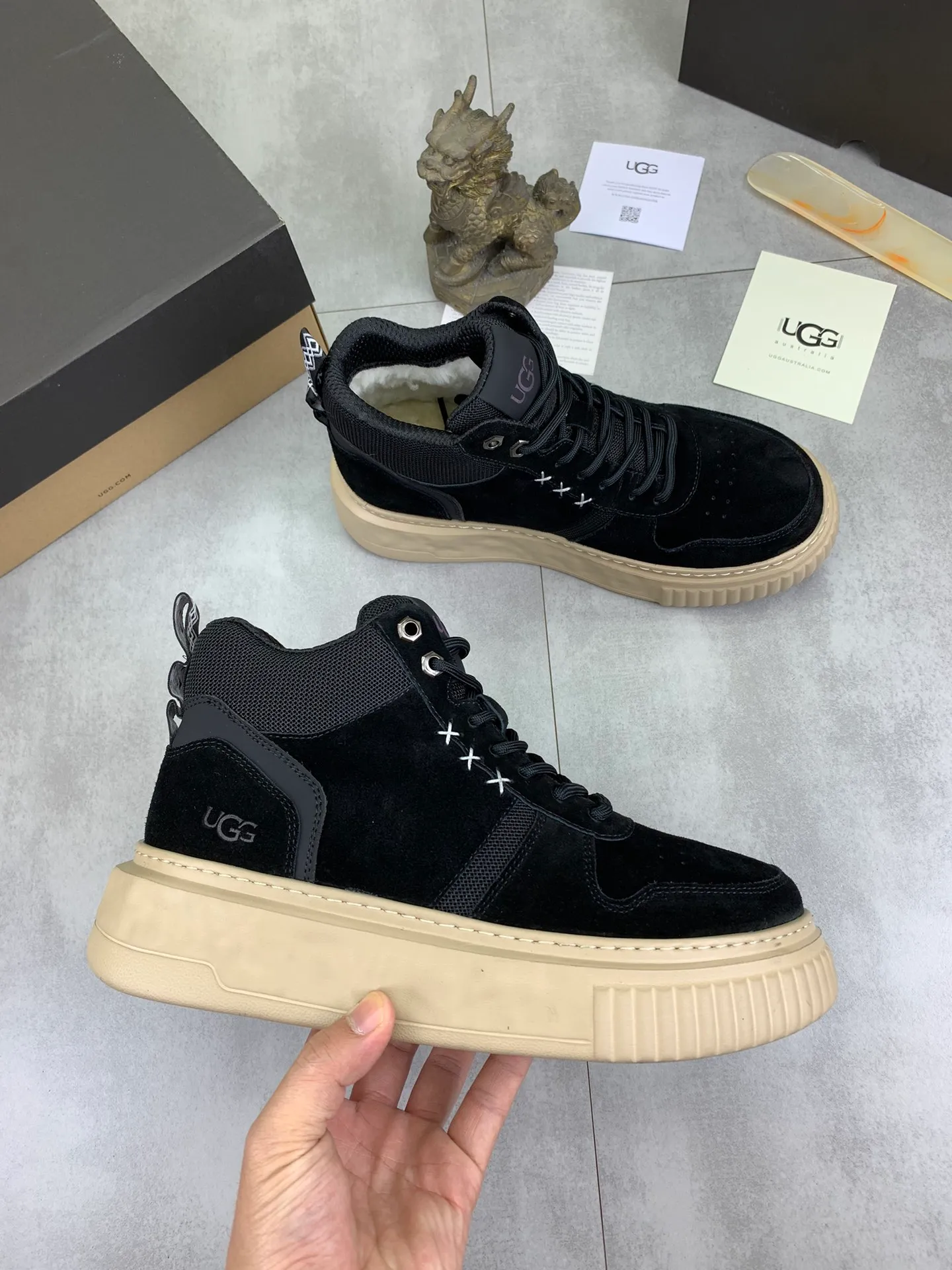 Men's shoes 💰P640 [New style] 💰 🆘 "Real wool" [UGG] 👉The popular men's shoes are synchronized with the official website 🔰The quality of the genuine products [satisfied] is not comparable to the imitations in the general market 🌀The upper is imported Italian frosted cowhide, and the lining is: foot pad 🅰️ grade 🐑Real wool👻Only Grade A can show the effect The hand feels smooth and delicate 🔱The shoe shape is grand, only genuine manufacturers can do it 🎄The perfect toughness of the original outsole 👻⬛️ allows customers to say goodbye to one-time consumption. Real wool lining, super warm. Available in black, brown and gray. Size: 39-44